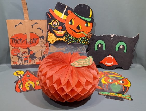 VINTAGE LOT OF PAPER HALLOWEEN DECORATIONS (1 of 5)