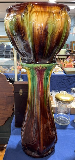 MAJOLICA JARDINIERE ON STAND: 33"