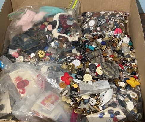 LARGE COLLECTION OF BUTTONS (1 of 5)