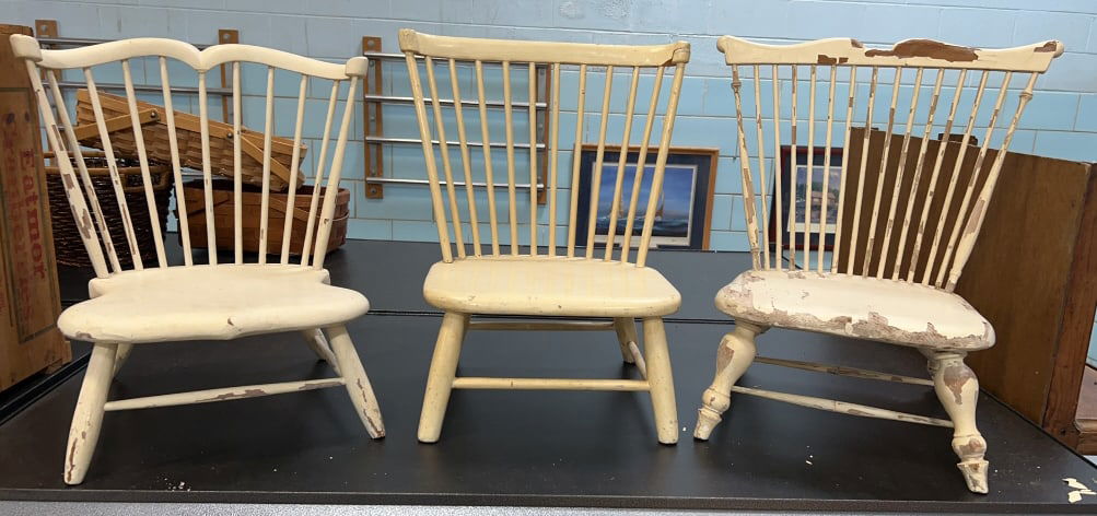 3 CHILD'S WINDSOR STYLE CHAIRS (1 of 7)