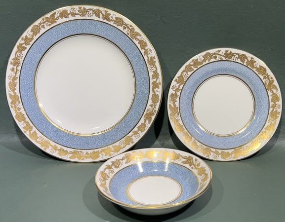 12 WEDGWOOD SOLID PLATES, BREAD PLATES & BREAD BOW: 8"