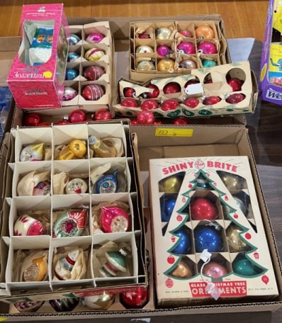 LARGE LOT OF VINTAGE CHRISTMAS DECORATIONS (1 of 8)