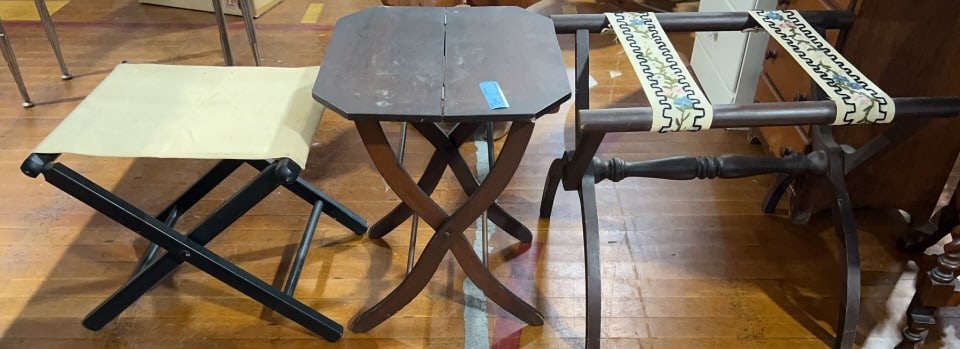 2 LUGGAGE RACK & FOLD UP TABLE (1 of 6)