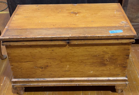 ANTIQUE PINE TOOL BOX / BLANKET CHEST (1 of 7)