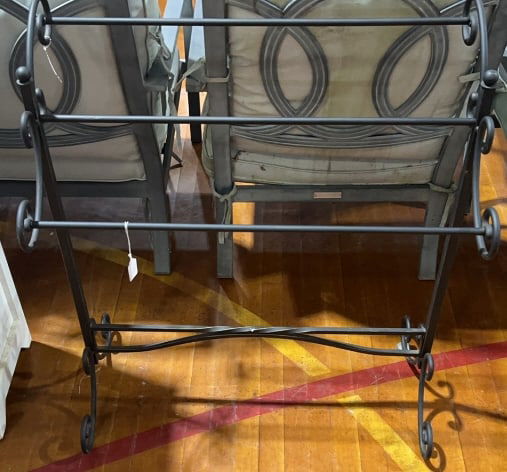 METAL TOWEL / QUILT RACK (1 of 5)