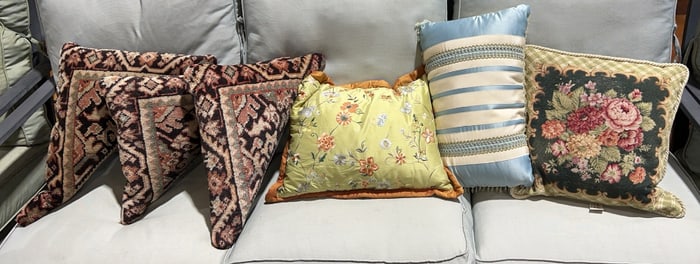 6 VARIOUS PILLOWS