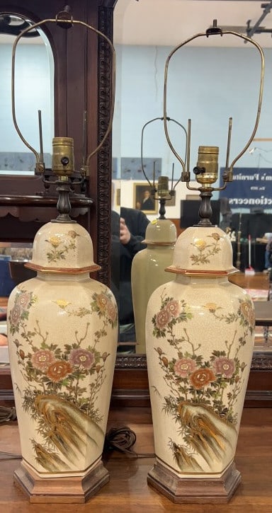 PAIR OF ORIENTAL PORCELAIN TABLE LAMPS (1 of 5)