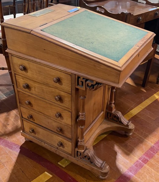 SMALL APPLEWOOD DAVENPORT DESK: 25" X 19" X 32"