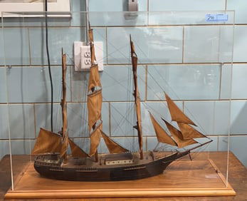 ANTIQUE WOODEN SHIP MODEL IN CASE
