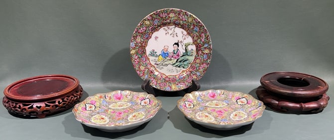 3 ORIENTAL PORCELAIN PLATES & 2 WOODEN STANDS