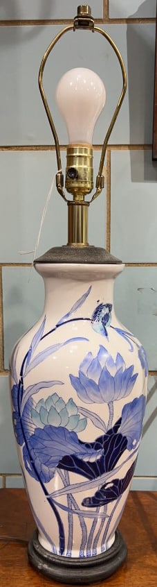 BLUE & WHITE PORCELAIN TABLE LAMP: 27" TALL