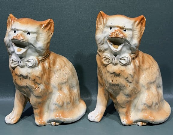 PAIR OF STAFFORDSHIRE STYLE CATS / KITTENS: 7-1/2" X 6"