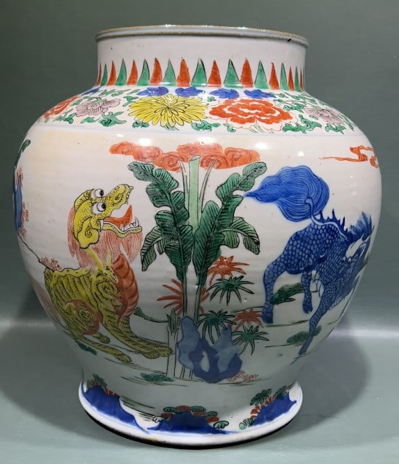 LARGE ANTIQUE CHINESE WUCAI JAR (1 of 5)