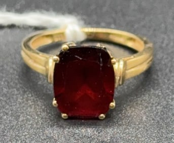 10KT GOLD GARNET RING