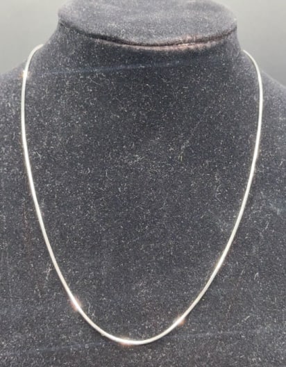 14KT WHITE GOLD NECKLACE: 15 1/2" LONG