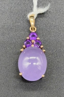 14KT GOLD PENDANT W/ LAVENDER JADE & AMITHYST: 3g