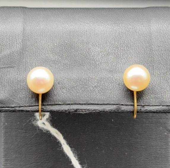 PAIR OF 14KT GOLD PEARL EARRINGS: 2g