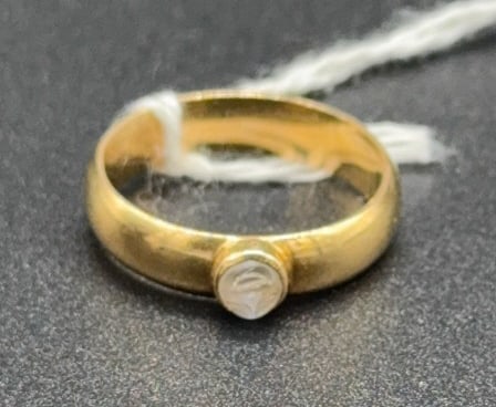 14KT GOLD BAND W/SMALL STONE: 3g