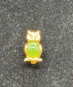 SMALL 14KT YELLOW GOLD OWL PIN W/GREEN STONE