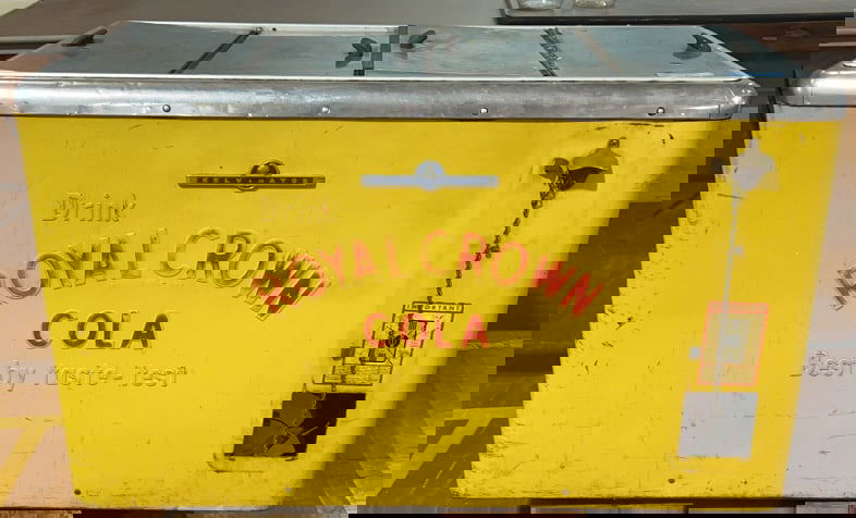 ROYAL CROWN COLA COOLER / VENDING MACHINE (1 of 5)