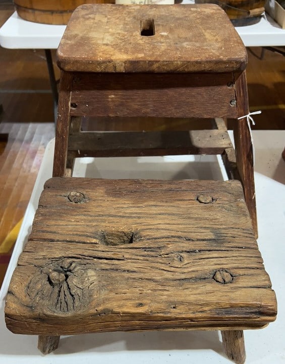 2 VINTAGE COUNTRY WOODEN STOOLS (1 of 4)