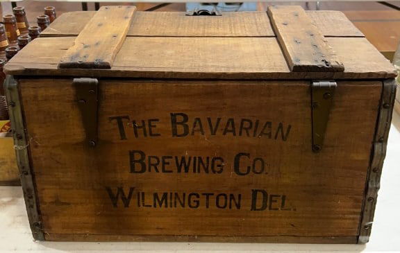 BAVARIAN BREWING CO, WILMINGTON DE ADVER. CRATE: ADVERTISING CRATE & BOTTLES ~ 21" X 13 1/2" X 12"