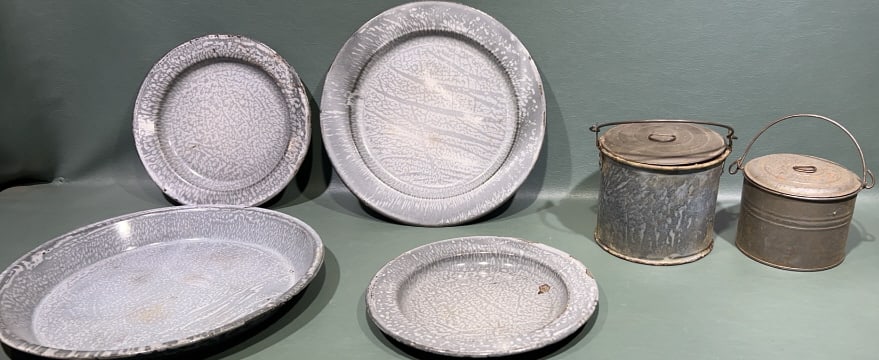 GRANITEWARE / AGATEWARE PLATES & TINS LOT (1 of 5)