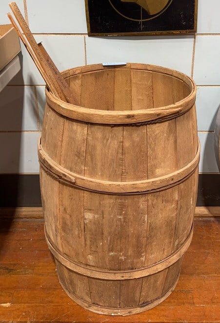 SHAKER STYLE BARREL W/ ADVERTISING YARD STICKS (1 of 3)