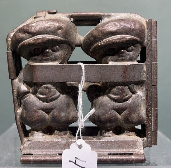 BORTZ CHOCOLATE MOLD OF BOYS IN KNICKERS: 5" X 5"