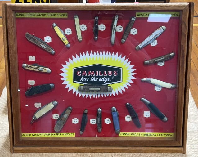CAMILLUS CUTLERY CO. ADVERTISING DISPLAY CASE: 22" X 16-1/2" X 9"