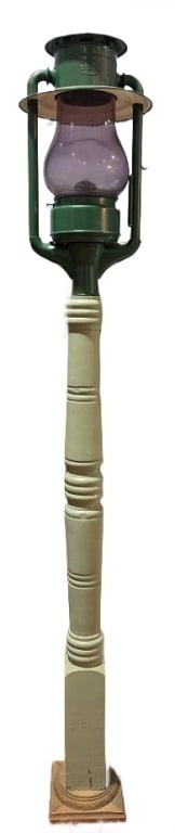 DIETZ PIONEER LANTERN ON WOODEN POST (1 of 7)