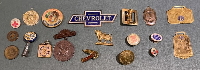 COLLECTION OF VARIOUS PINS & ADVERTISING PIECES