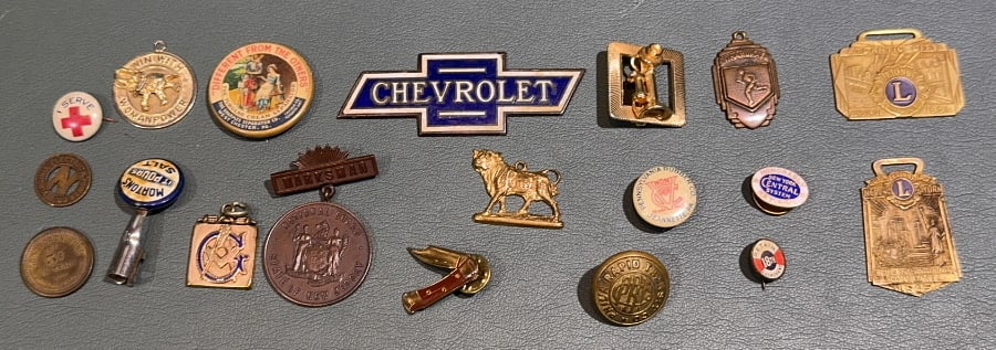 COLLECTION OF VARIOUS PINS & ADVERTISING PIECES (1 of 6)