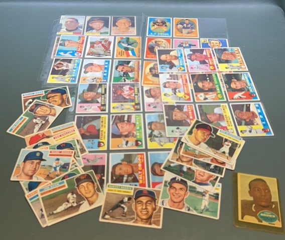 54 VINTAGE FOOTBALL & BASEBALL CARDS (1 of 3)
