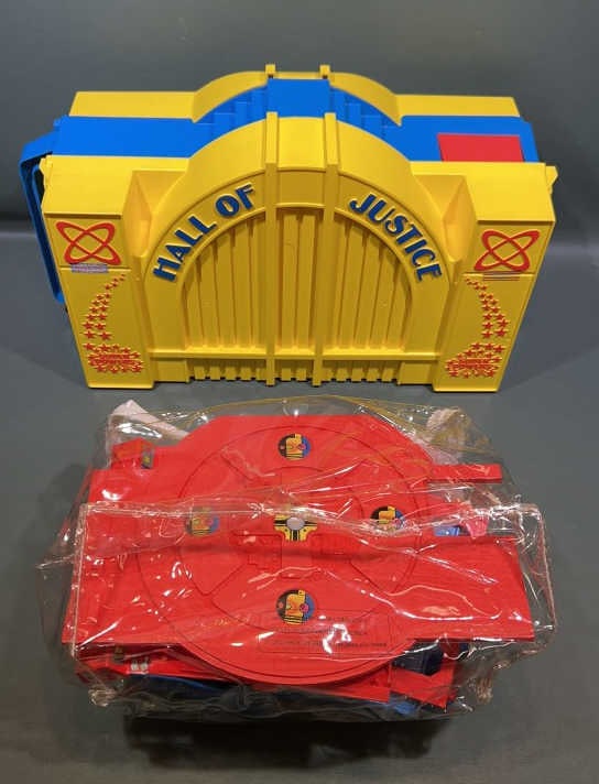 KENNER HALL OF JUSTICE PLAYSET W/ ACCESSORIES: Toy measures 10" x 16"