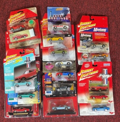 (16) JOHNNY LIGHTNING FORD MUSTANG DIECAST CARS: Sealed in packaging. Good Series packaging measures 6 3/4" x 8 1/4".