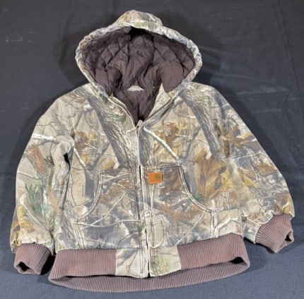 REALTREE X CARHARTT CAMO YOUTH JACKET: Tag clipped dominate of size but see measurements. Chest measurement 18". Measures 23" in length.