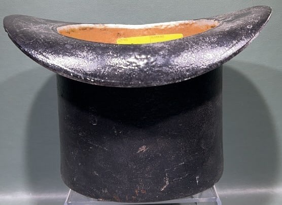 ANTIQUE CAST IRON TOP HAT SPITTOON (1 of 4)