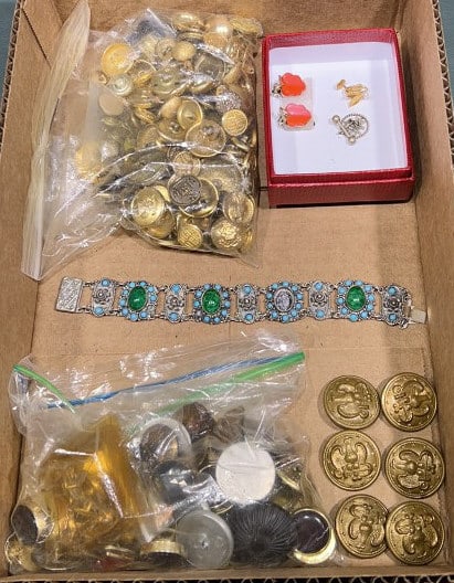COLLECTION OF VARIOUS BUTTONS & JEWELRY LOT: 6" X 5"