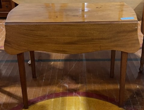 ANTIQUE MAHOGANY PEMBROKE TABLE W/ SHAPED LEAVES: 36" X 19" X 28"