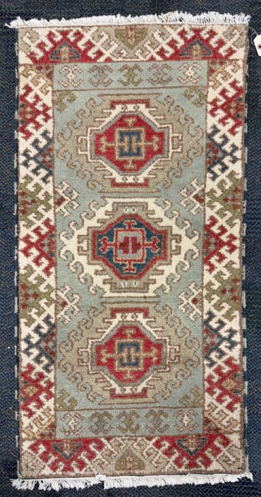 SMALL ORIENTAL RUG: 4' X 2'