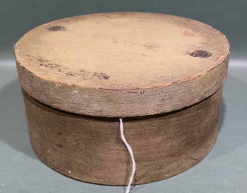 ANTIQUE GRAY PAINT DECORATED PANTRY BOX: 8" X 3-1/2"