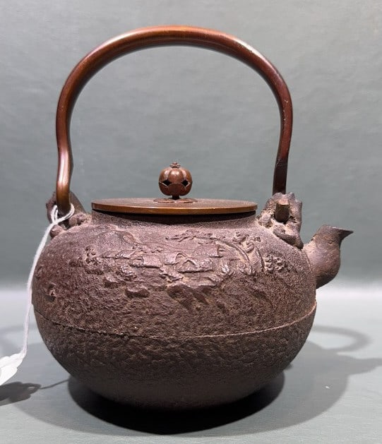 JAPANESE TETSUBIN CAST IRON BRONZE TEAPOT: RAISED DECORATION TO THE BODY 8" TALL BASE