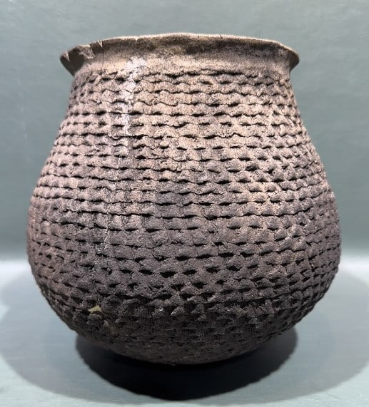 LARGE PRE-HISTORIC ANASAZI MOGOLLON JAR (1 of 5)