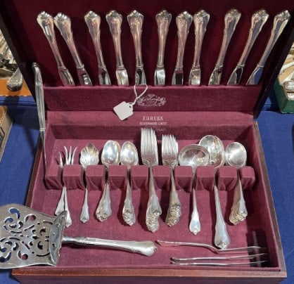WALLACE STERLING GRAND COLONIAL FLATWARE SET (1 of 8)