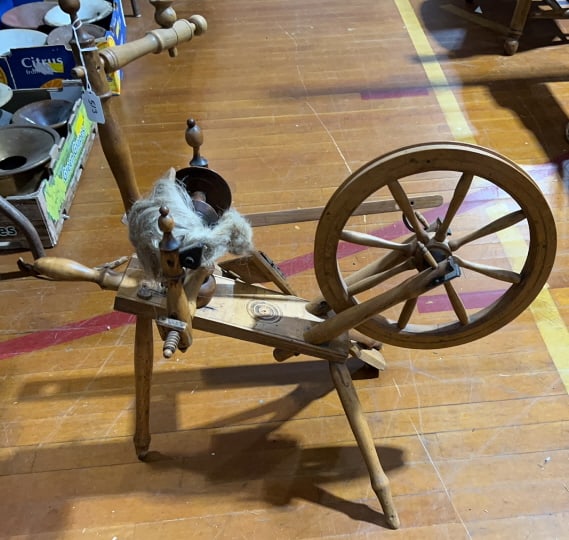 SMALL ANTIQUE SPINNING WHEEL (1 of 3)