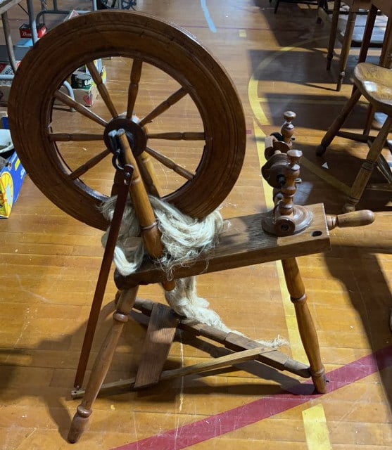 ANTIQUE SPINNING WHEEL (1 of 3)