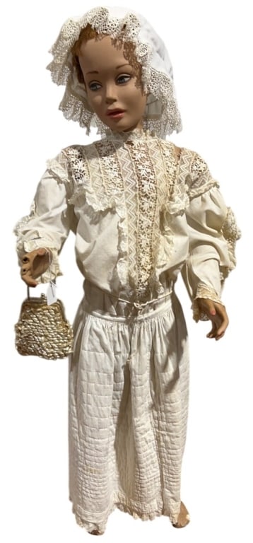 VINTAGE STORE MANNEQUIN OF A SMALL GIRL (1 of 3)