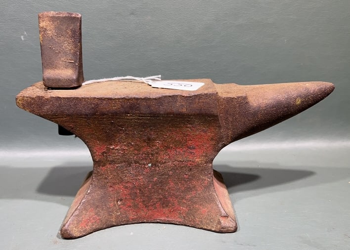 SMALL VINTAGE BLACKSMITH ANVIL (1 of 4)