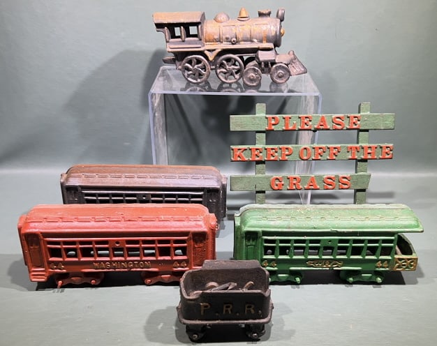 5 PC CAST IRON TRAIN SET & YARD SIGN (1 of 5)
